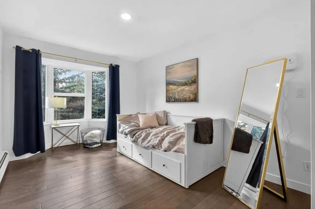 3719B 49 Street NW Calgary AB T3A 2E3