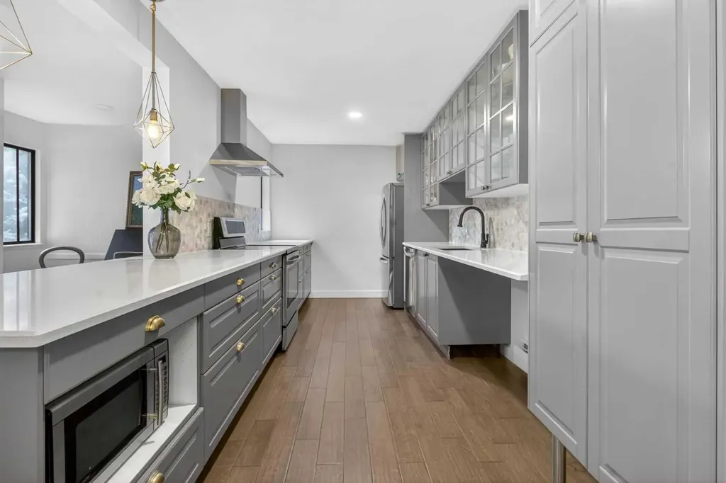 3719B 49 Street NW Calgary AB T3A 2E3