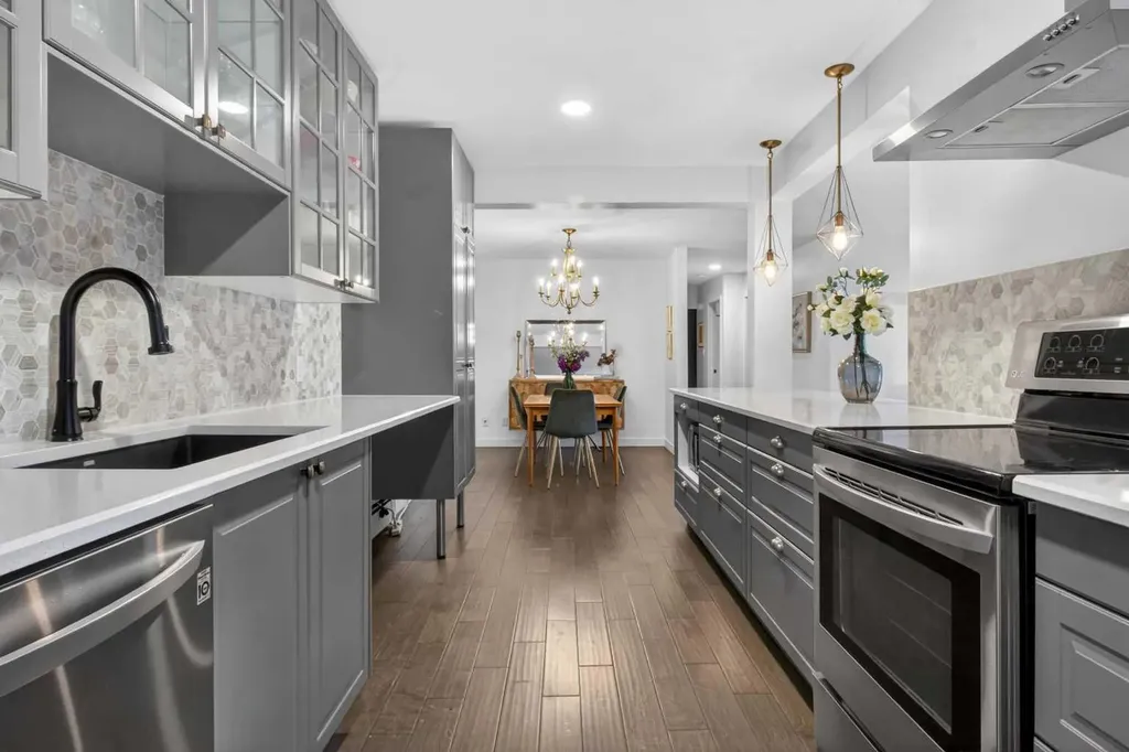 3719B 49 Street NW Calgary AB T3A 2E3