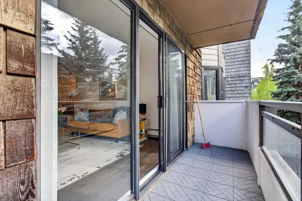 3719B 49 Street NW Calgary AB T3A 2E3