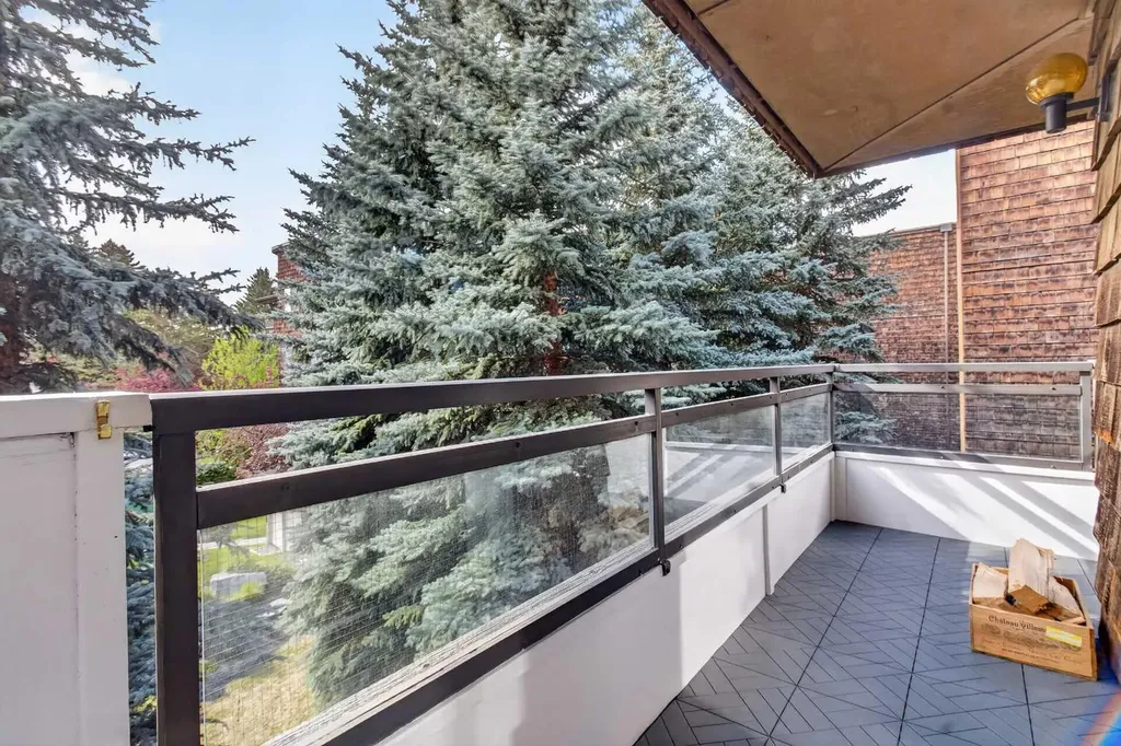 3719B 49 Street NW Calgary AB T3A 2E3