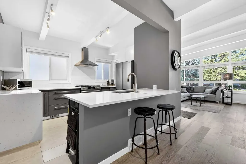 3336 39 Street SW Calgary AB T3E 3J2
