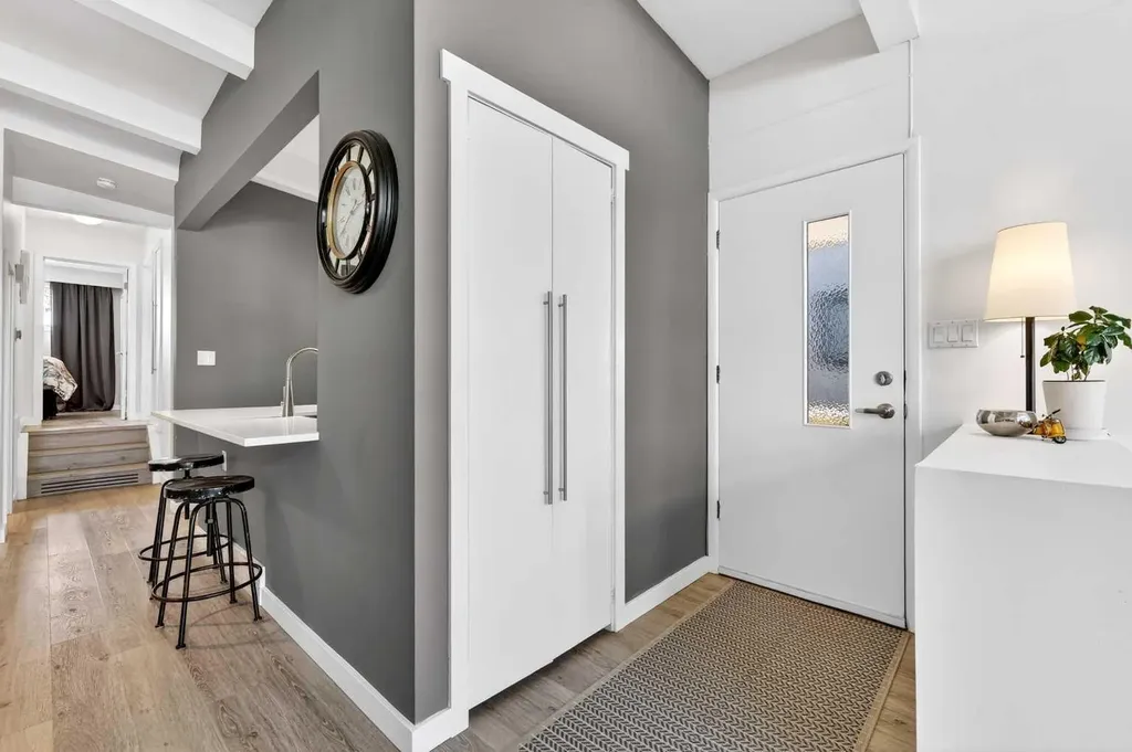 3336 39 Street SW Calgary AB T3E 3J2