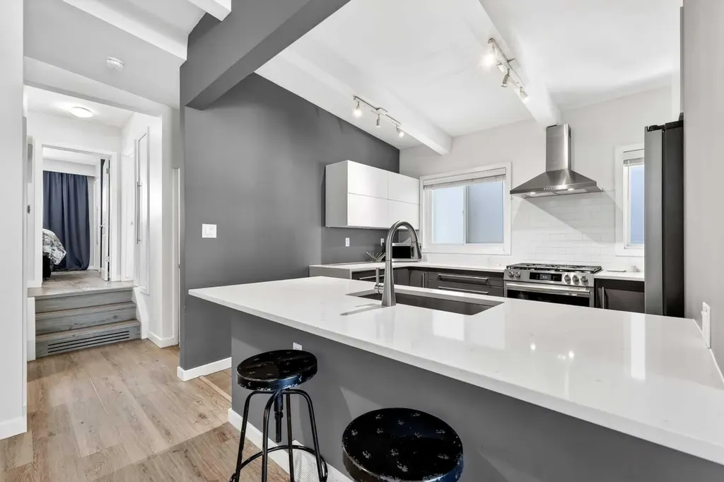 3336 39 Street SW Calgary AB T3E 3J2