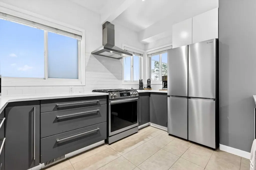 3336 39 Street SW Calgary AB T3E 3J2