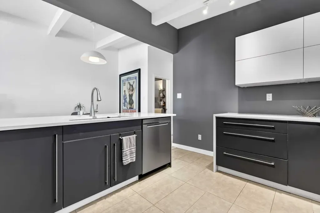 3336 39 Street SW Calgary AB T3E 3J2