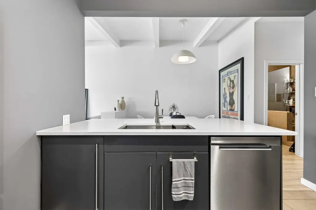 3336 39 Street SW Calgary AB T3E 3J2