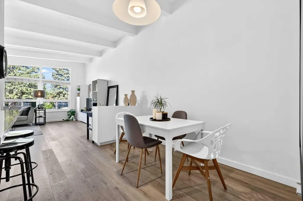 3336 39 Street SW Calgary AB T3E 3J2
