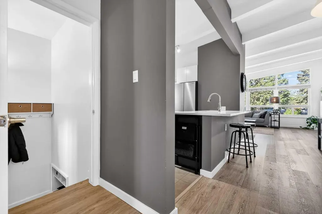 3336 39 Street SW Calgary AB T3E 3J2