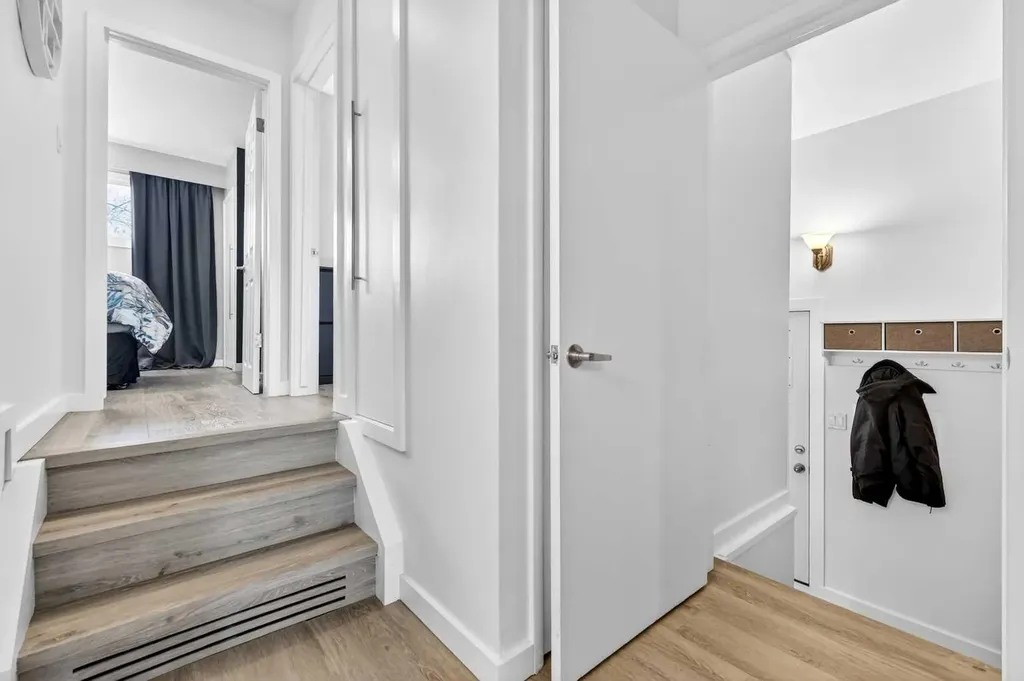 3336 39 Street SW Calgary AB T3E 3J2