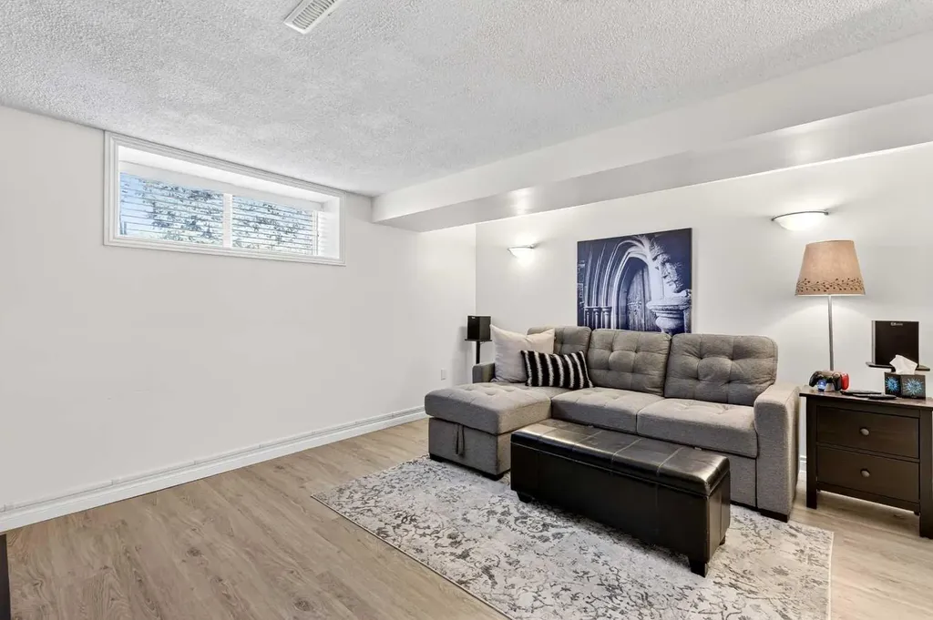 3336 39 Street SW Calgary AB T3E 3J2