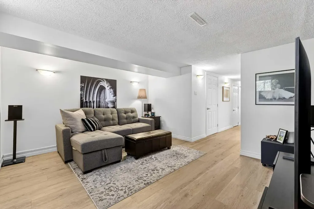 3336 39 Street SW Calgary AB T3E 3J2