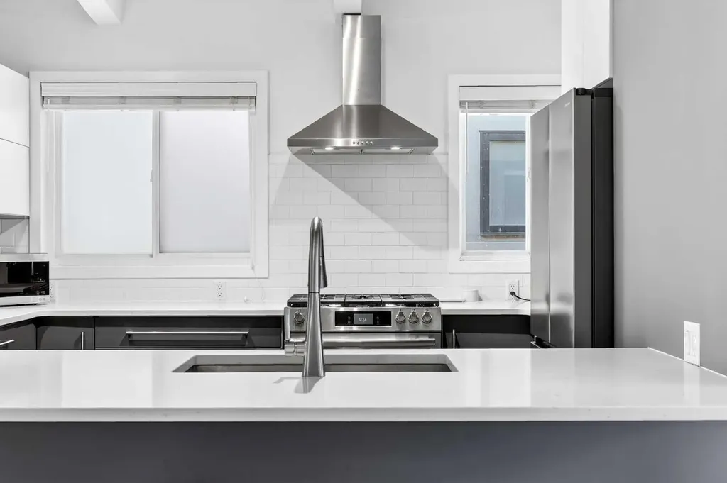 3336 39 Street SW Calgary AB T3E 3J2