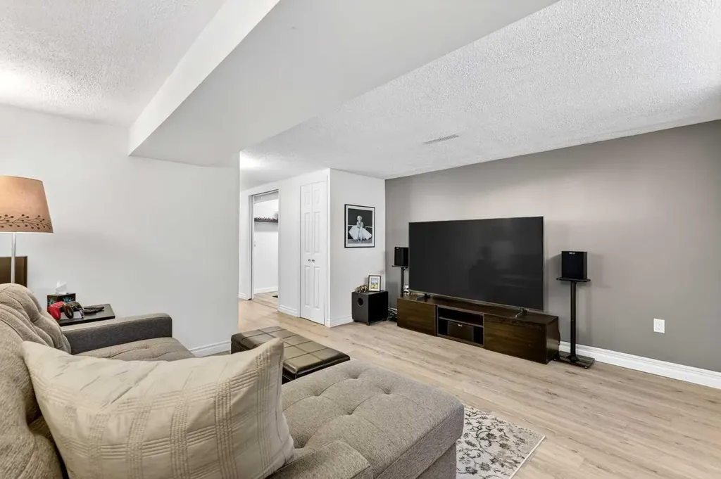 3336 39 Street SW Calgary AB T3E 3J2