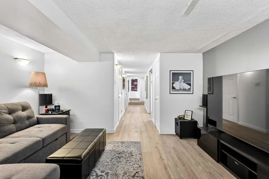3336 39 Street SW Calgary AB T3E 3J2