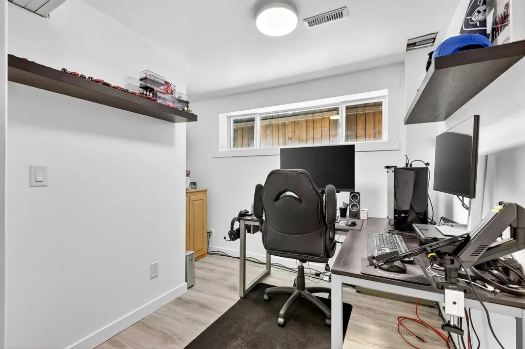 3336 39 Street SW Calgary AB T3E 3J2