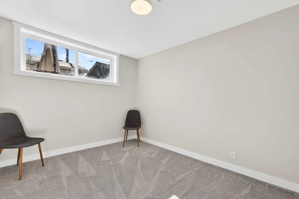 3336 39 Street SW Calgary AB T3E 3J2