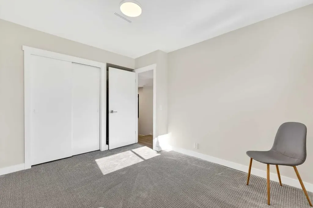 3336 39 Street SW Calgary AB T3E 3J2