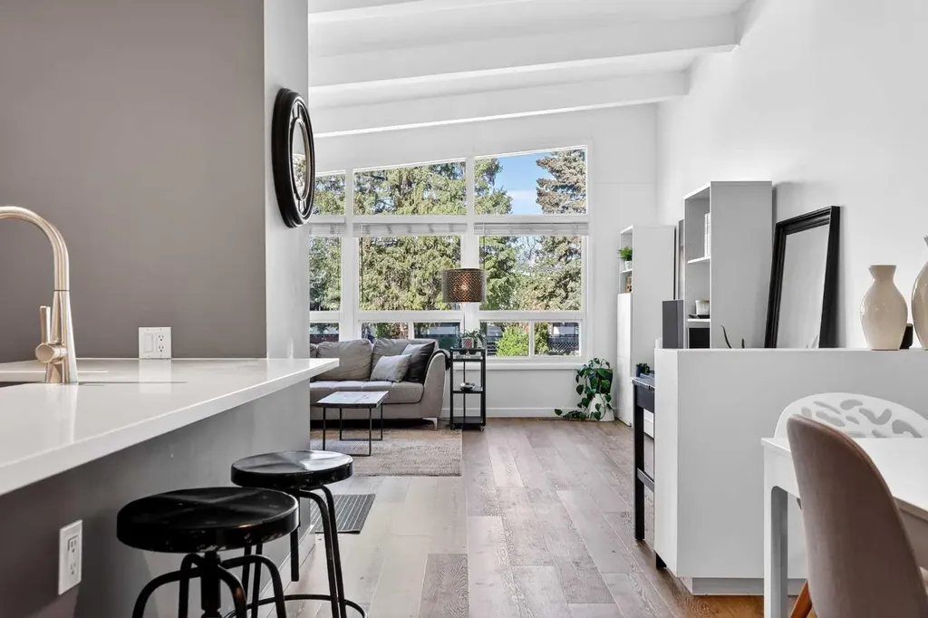 3336 39 Street SW Calgary AB T3E 3J2