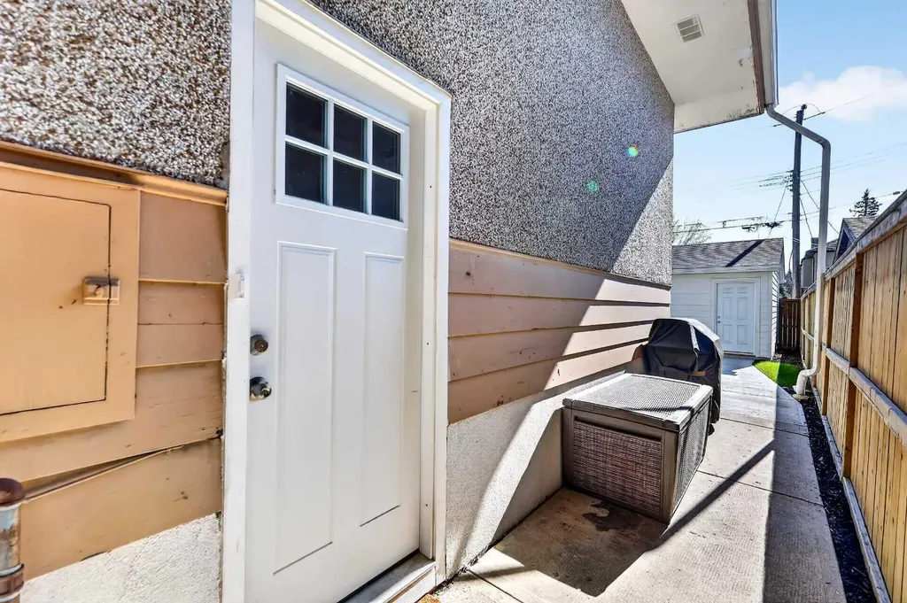 3336 39 Street SW Calgary AB T3E 3J2