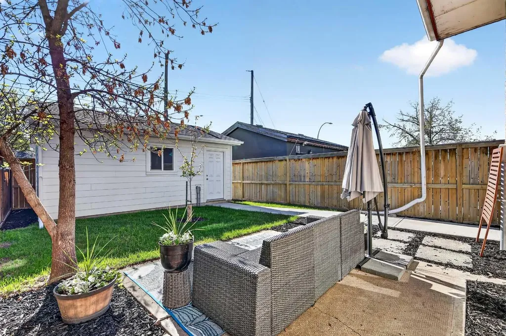 3336 39 Street SW Calgary AB T3E 3J2