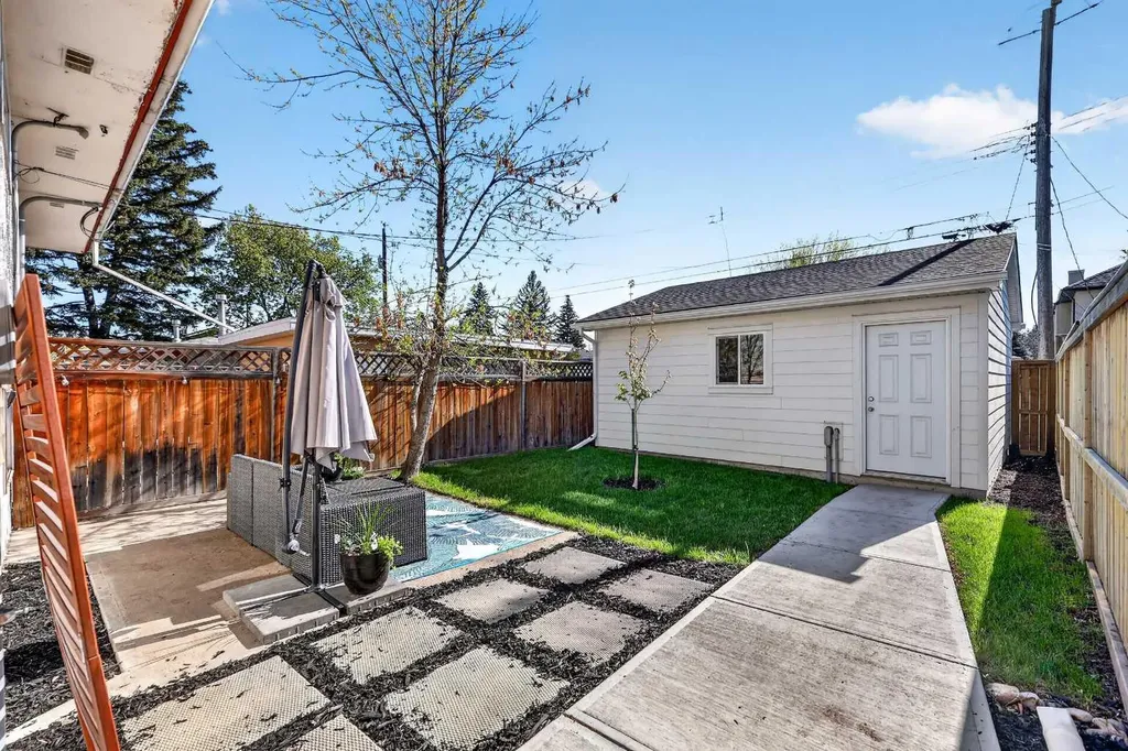 3336 39 Street SW Calgary AB T3E 3J2