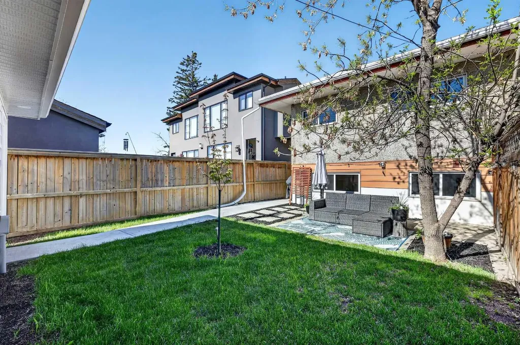 3336 39 Street SW Calgary AB T3E 3J2
