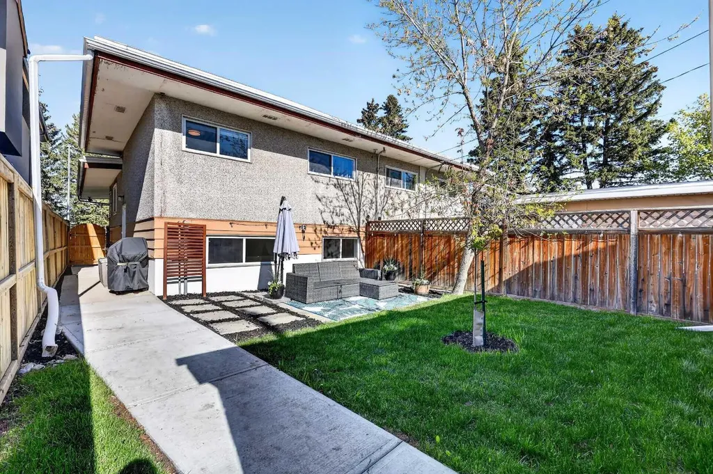 3336 39 Street SW Calgary AB T3E 3J2