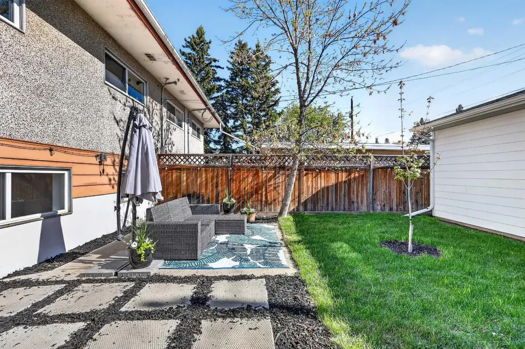 3336 39 Street SW Calgary AB T3E 3J2
