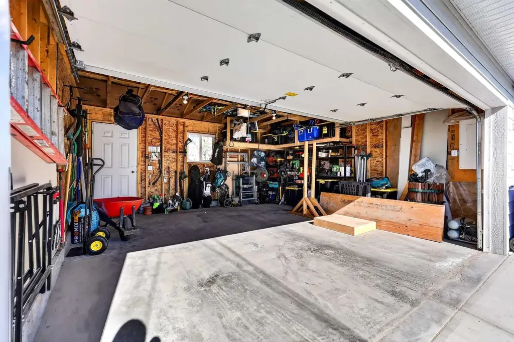3336 39 Street SW Calgary AB T3E 3J2