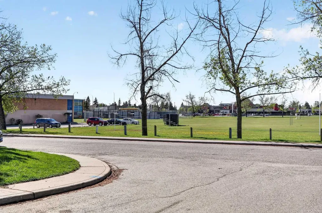 3336 39 Street SW Calgary AB T3E 3J2