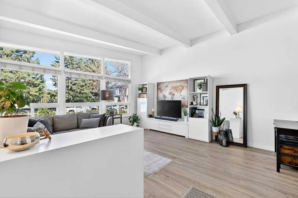 3336 39 Street SW Calgary AB T3E 3J2