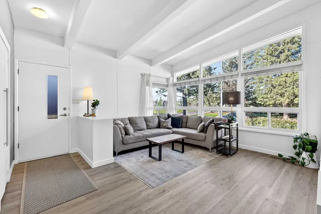 3336 39 Street SW Calgary AB T3E 3J2