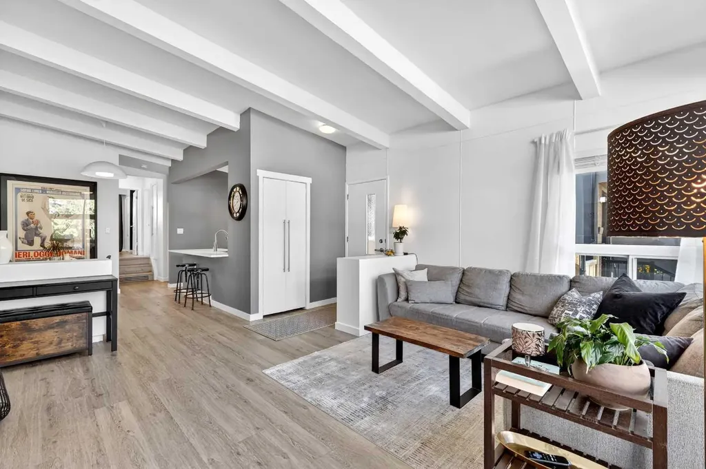 3336 39 Street SW Calgary AB T3E 3J2