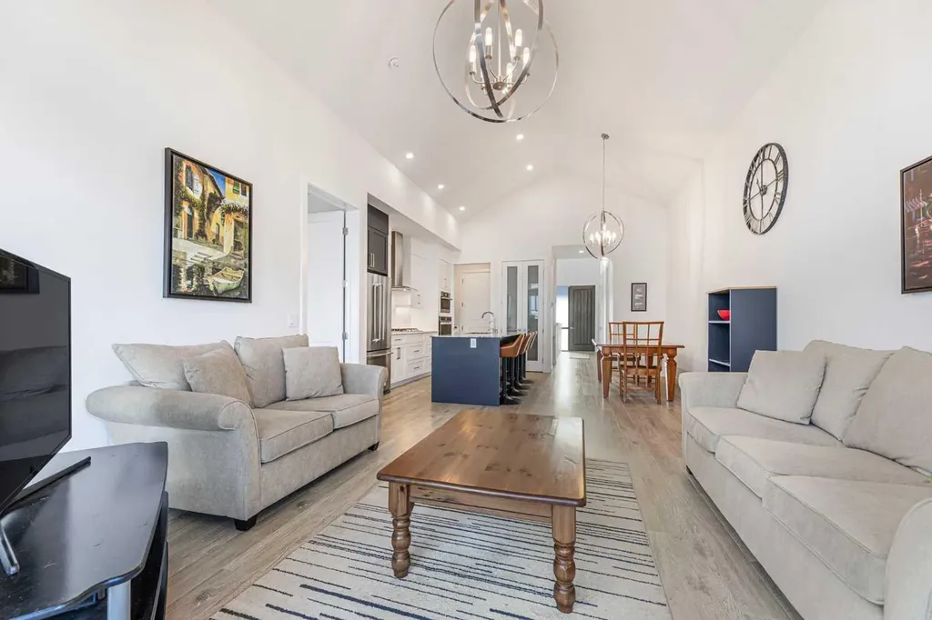 12572 Crestmont Boulevard SW Calgary AB T3B6J5