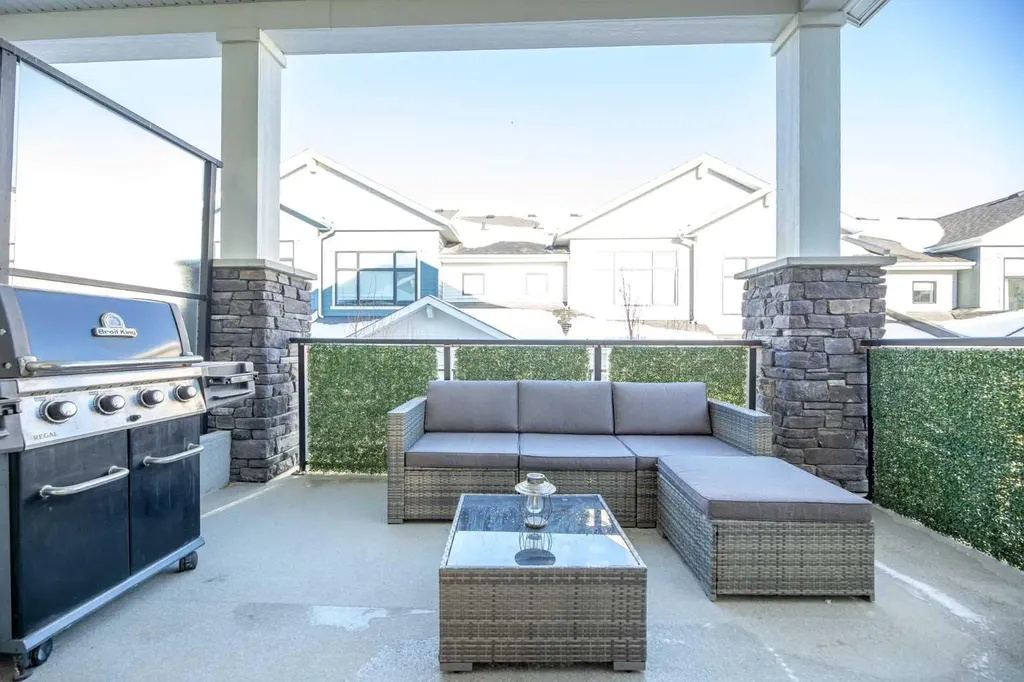 12572 Crestmont Boulevard SW Calgary AB T3B6J5