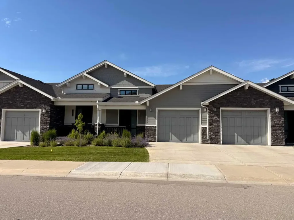 12572 Crestmont Boulevard SW Calgary AB T3B6J5