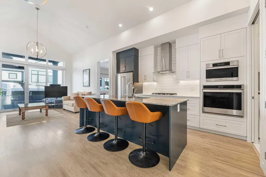 12572 Crestmont Boulevard SW Calgary AB T3B6J5