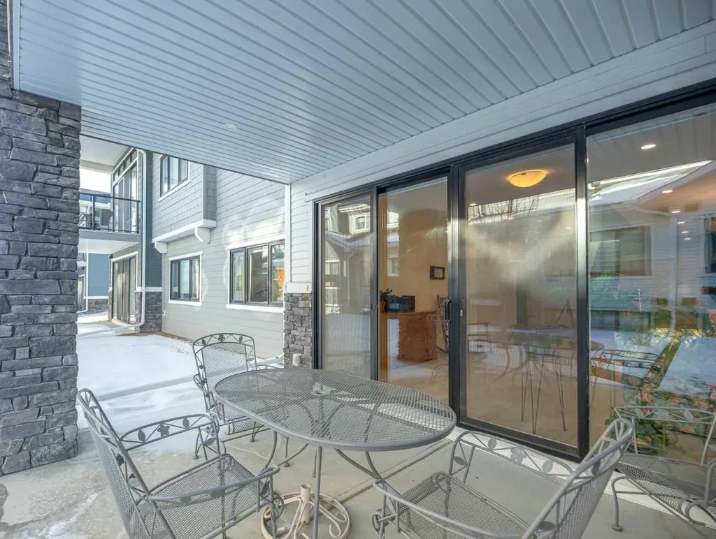 12572 Crestmont Boulevard SW Calgary AB T3B6J5