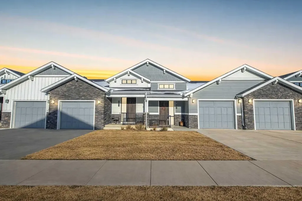 12572 Crestmont Boulevard SW Calgary AB T3B6J5