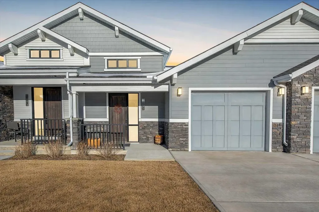 12572 Crestmont Boulevard SW Calgary AB T3B6J5