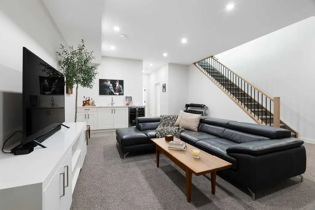 1141 Renfrew Drive NE Calgary AB T2E 5H9