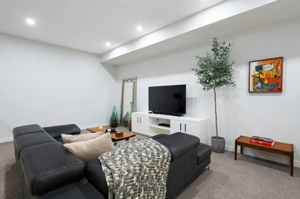 1141 Renfrew Drive NE Calgary AB T2E 5H9