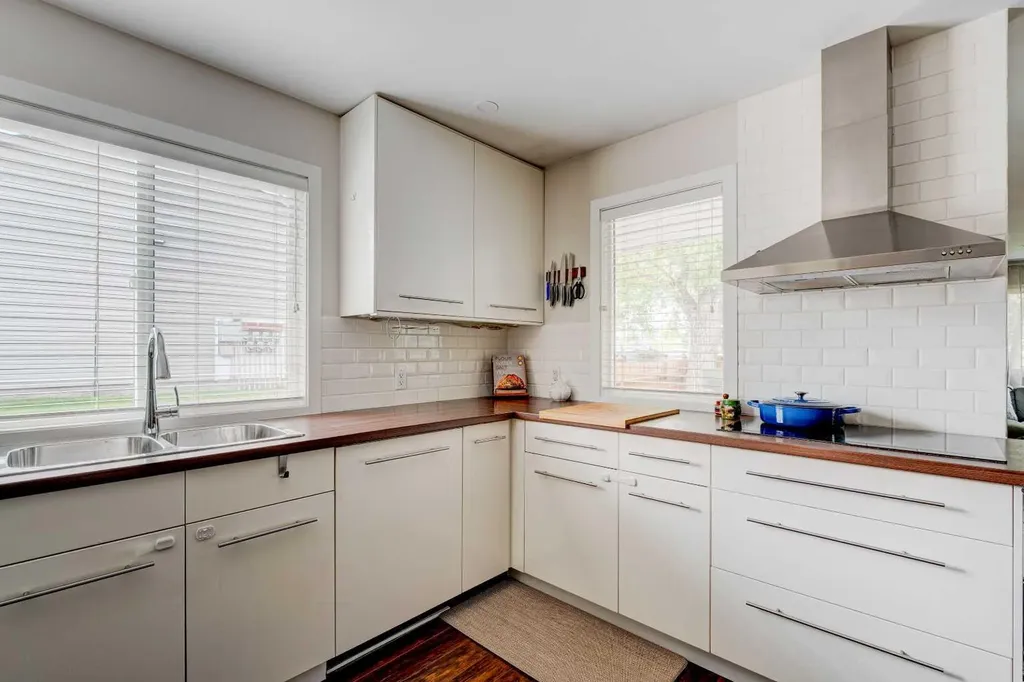 1618 43 Street SW Calgary AB T3C 2A4