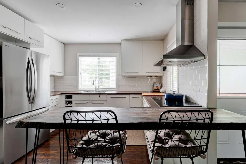 1618 43 Street SW Calgary AB T3C 2A4