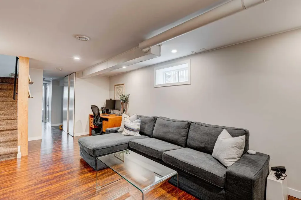 1618 43 Street SW Calgary AB T3C 2A4