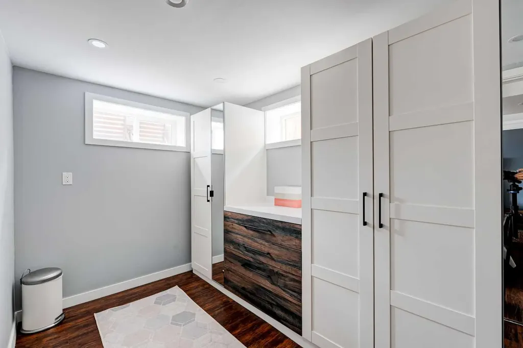 1618 43 Street SW Calgary AB T3C 2A4