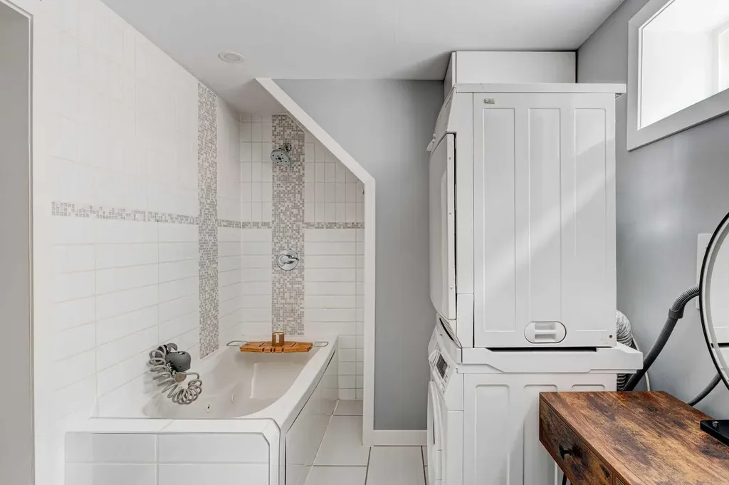 1618 43 Street SW Calgary AB T3C 2A4
