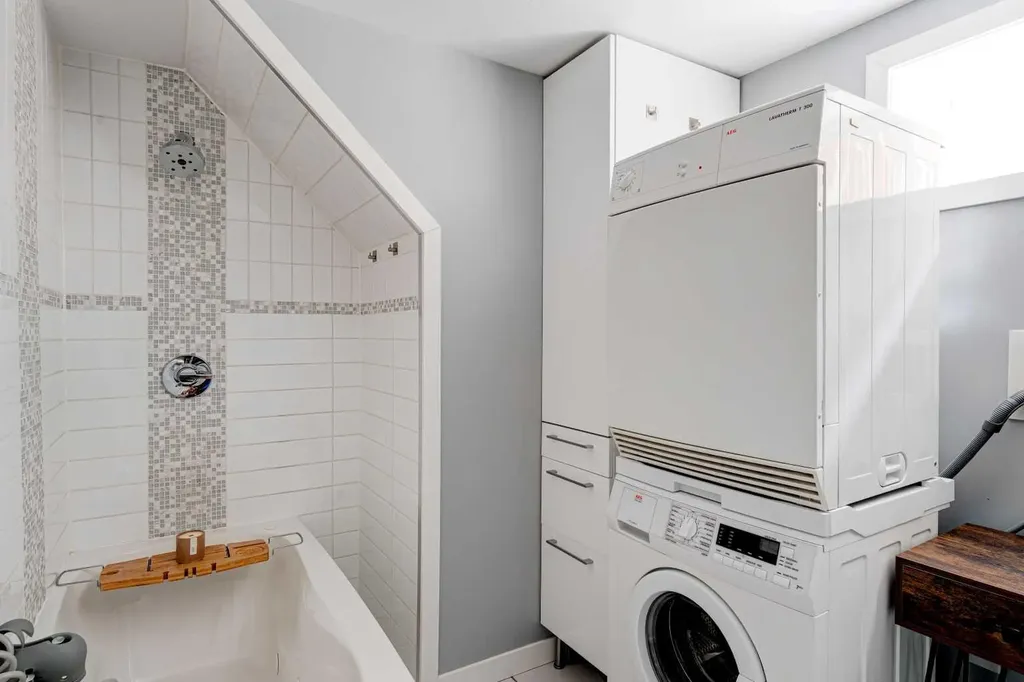 1618 43 Street SW Calgary AB T3C 2A4