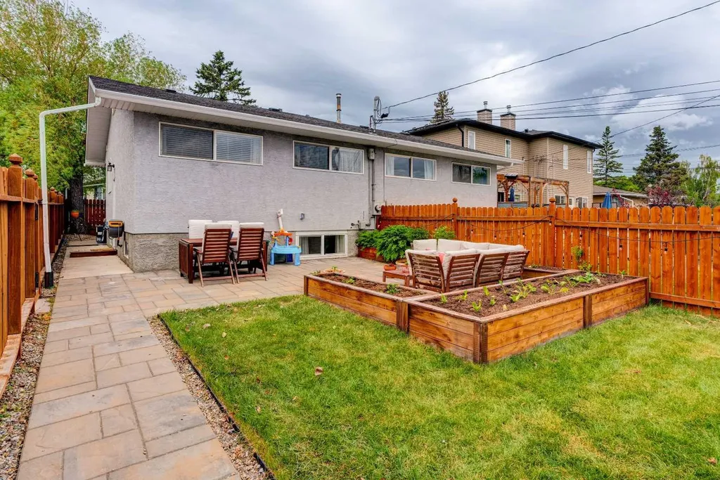 1618 43 Street SW Calgary AB T3C 2A4